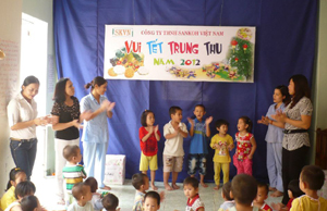 Lãnh  đạo LĐLĐ tỉnh, công đoàn các khu công nghiệp đến thăm và vui liên hoan cùng các cháu lớp mẫu giáo (con của cán bộ, công nhân lao động) Công ty TNHH Sankoh Việt Nam nhân dịp Tết Trung thu năm 2012.